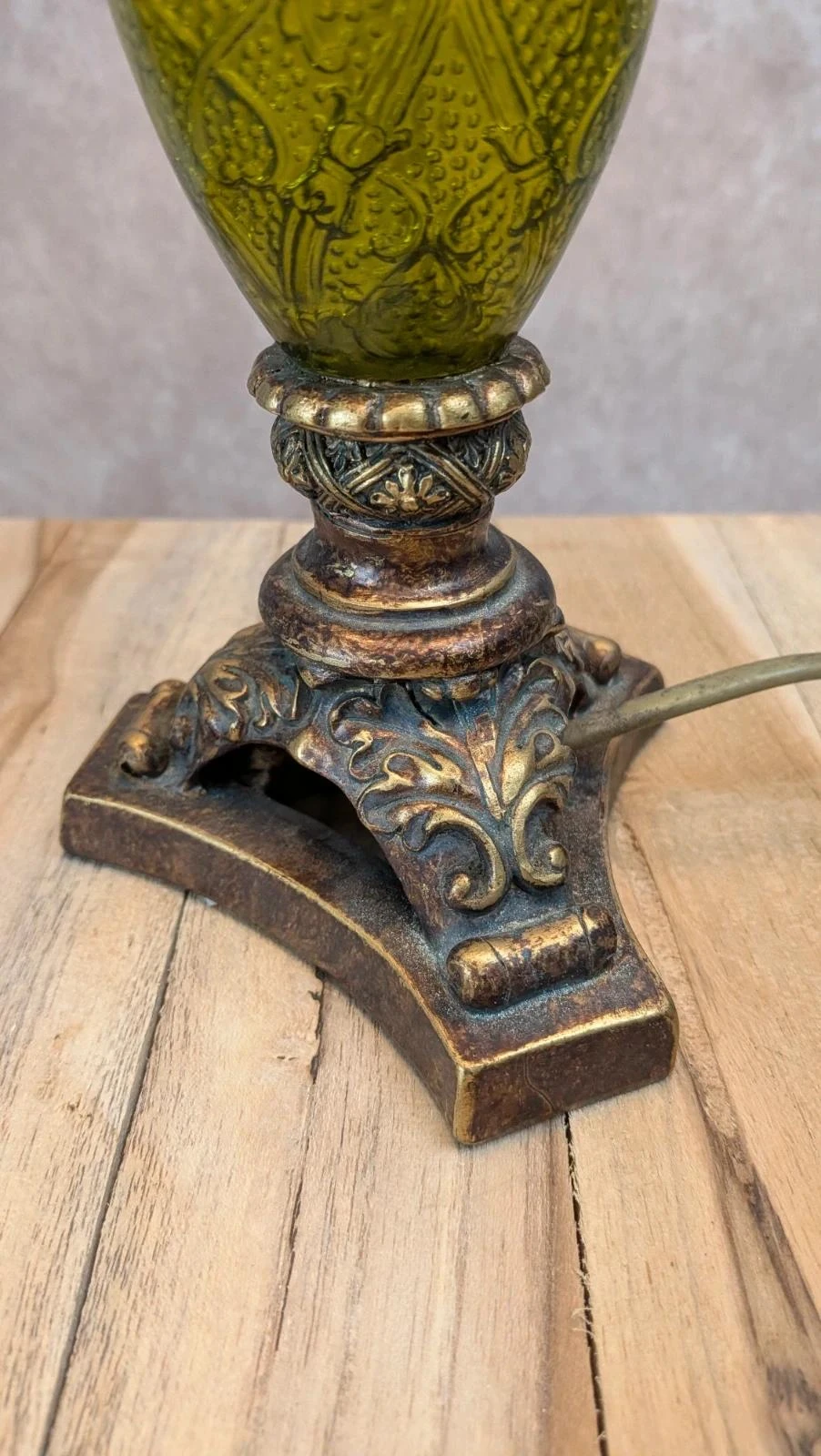 Lampe vintage pied imitation bronze & verre vert relief style ancien – photo 3